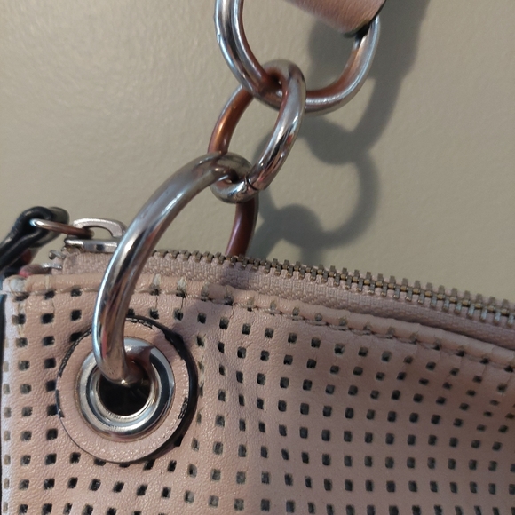 Guess purse - Picture 4 of 16